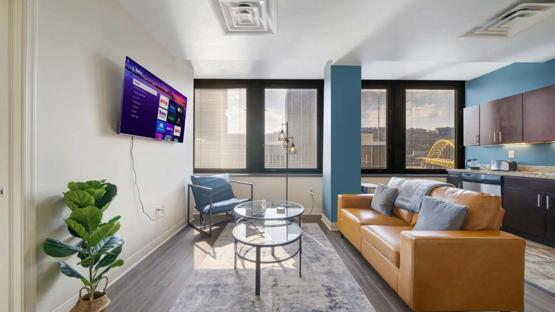 Cozy Chic Heart Of Pittsburgh 7Th Floor 24-7 Gym Lounge Roku